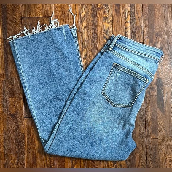 ARULA High Rise Kick Flare Cropped Jean with Raw Hem in Medium Wash Size 10 - Picture 11 of 11